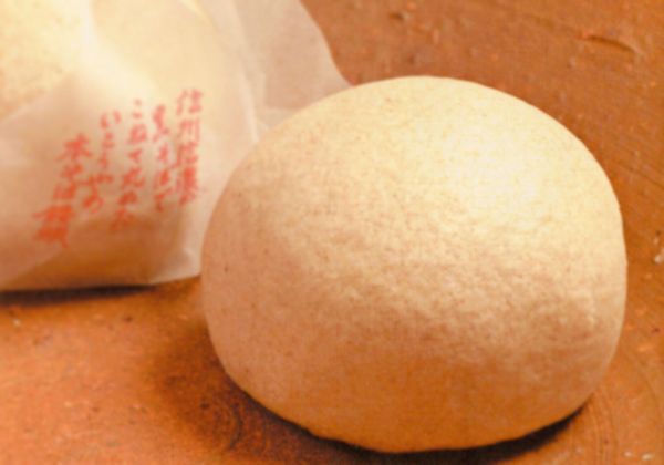 本そば饅頭信州特産のそば粉と自然芋を練り上げた上品で素朴な饅頭です。価格　　１個　　130円（税込）消費期限　　４日