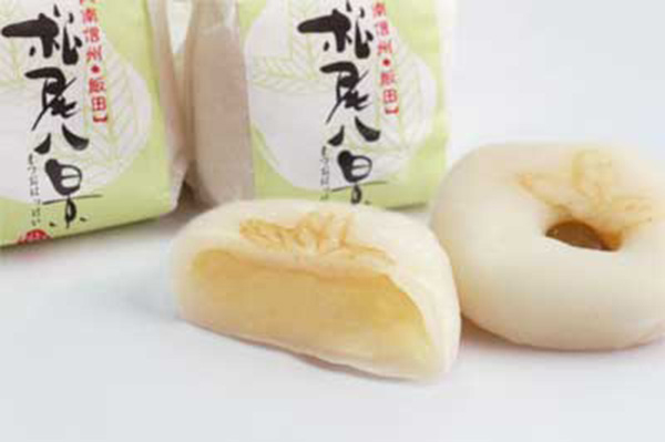 松尾八景鳩ヶ嶺八幡宮創建750年記念銘菓新乳菓、餅生地でミルクあんを包んであります。価格　　100円（税込）消費期限　　10日