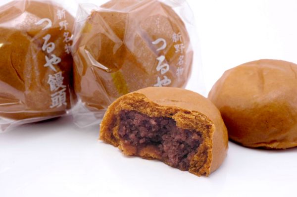 つるやまんじゅう沖縄産黒糖を使用した皮と、北海道十勝地方の小豆を使用しております価格　85円（税別）消費期限　2日