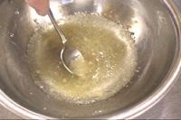 スプーンなどでかき混ぜ、水が全体に浸透し、少し固まるくらいまで置いておく