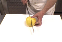グレープフルーツを半分に切る