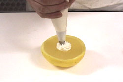 または、生クリームを少々絞る